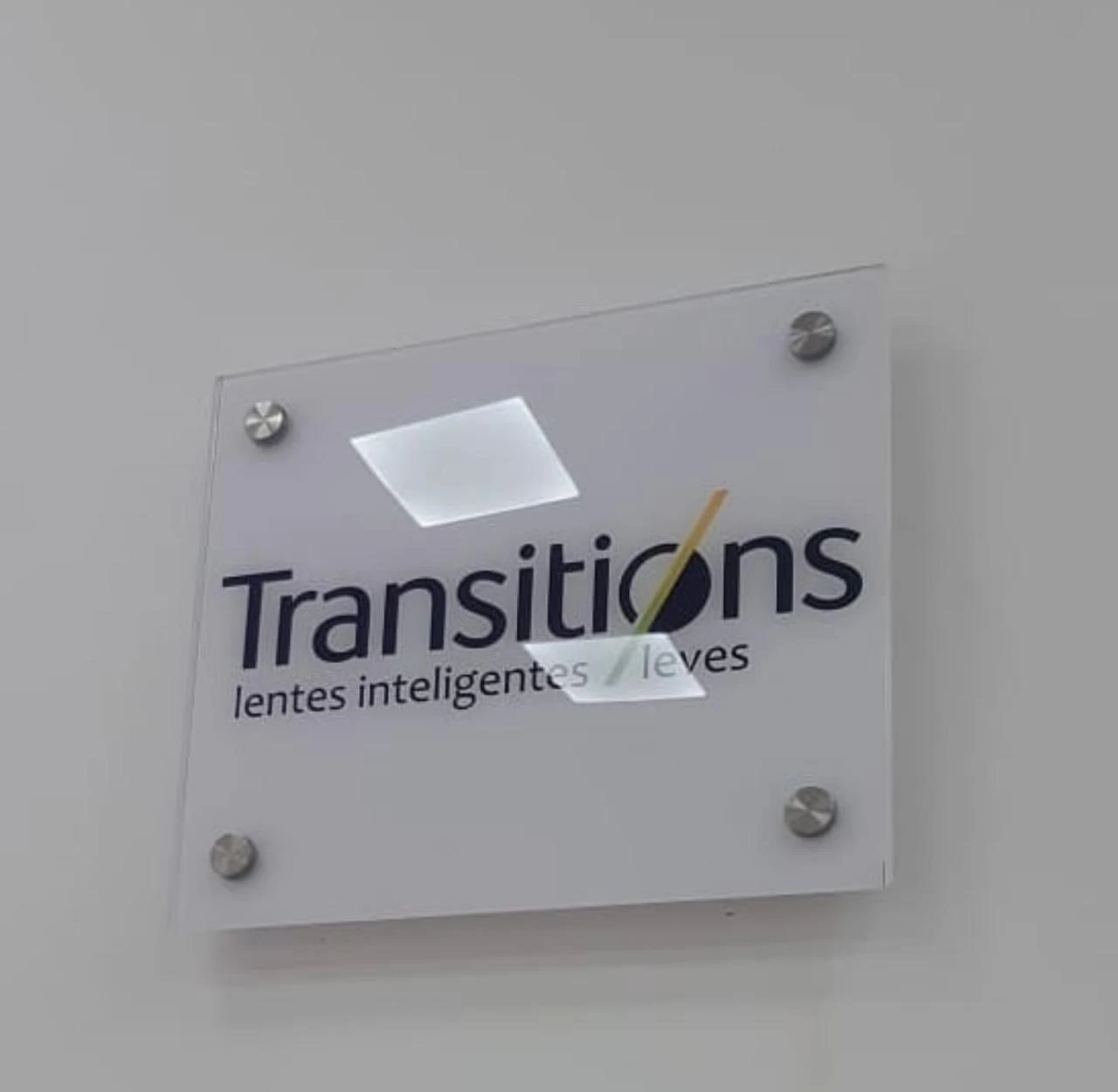 Placa institucional em acrílico com prolongadores