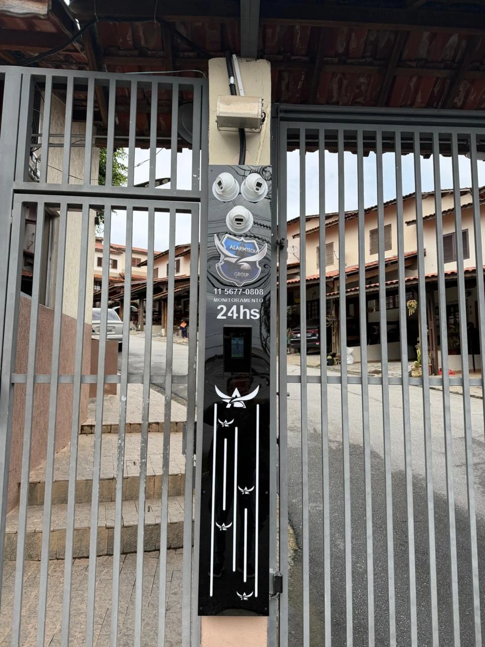 Totem em acrílico instalado em portão de condomínio